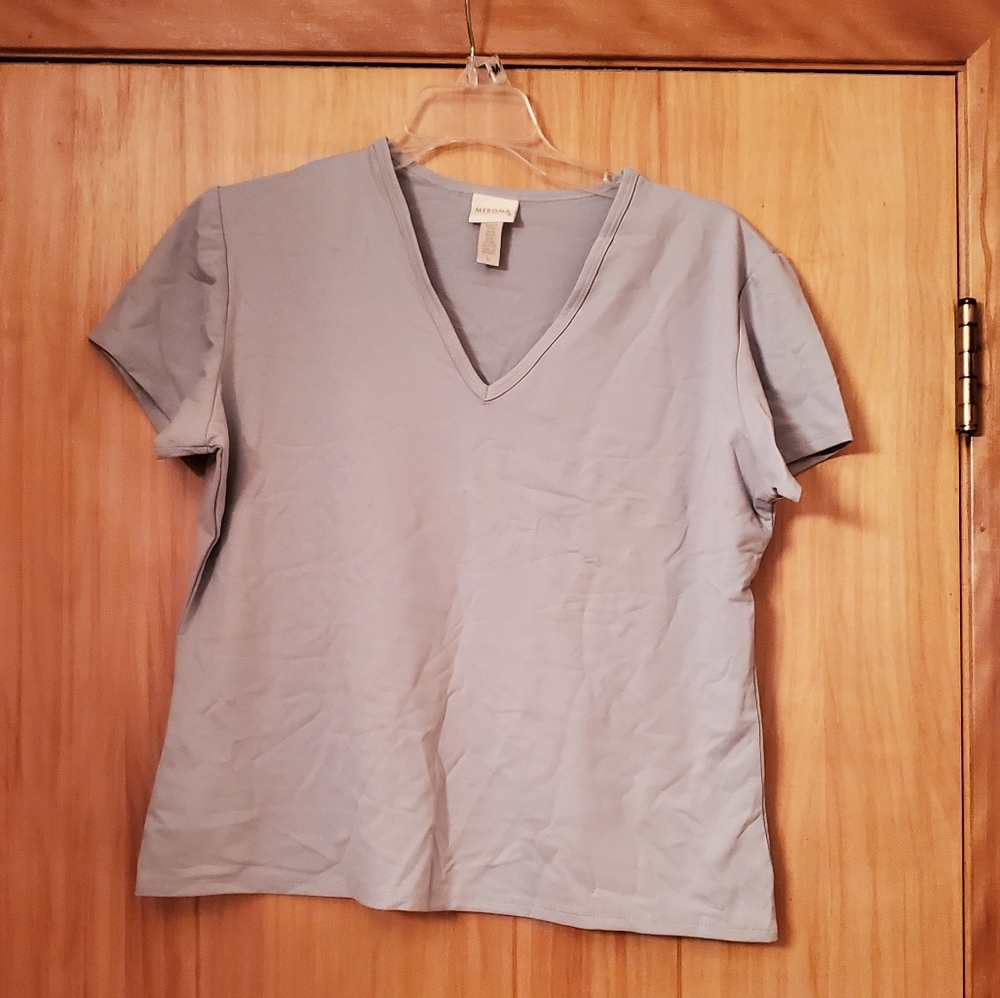 Merona vintage stretchy top
Light blue v neck